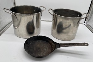 lot 26 image: Vintage 6 Cold Handle Cowboy Skillet and Two Stock Pots