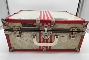 lot 27 image: Vintage Metal Roller-Skate Case with Womens Skates Size 6 12
