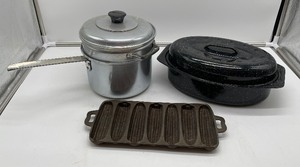 lot 29 image: Cast Iron Cornbread pan 12.5