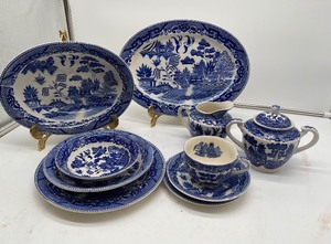 lot 39 image: Blue Willow Japan Dinnerware lot 52 Piece Set
