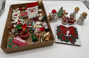 lot 44 image: Christmas Lot with Vintage HomCo Figurines