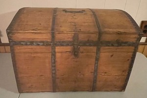 lot 67 image: Antique Wood Trunk Camelback Humpback