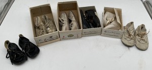 lot 173 image: Lot of 6 Vintage Baby Shoes