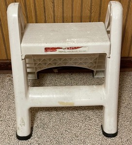lot 250 image: Rubbermaid Folding Stool