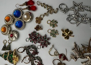 lot 190 image: Lot of Holiday Costume Jewelry to Wear or Craft