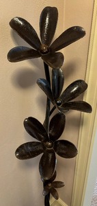 lot 102 image: Decorative Metal Floral Figurine