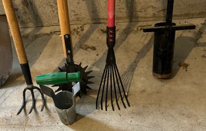 lot 152 image: Great Lawn and Garden Tools