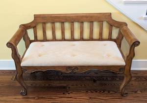 lot 6 image: Charming Wood Entryway Bench