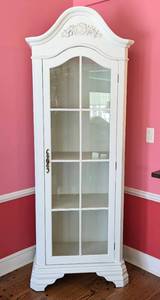 lot 16 image: White Glass Front Display Cabinet