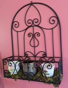 lot 17 image: Black Metal Decorative Wall Hanging Plant Holder