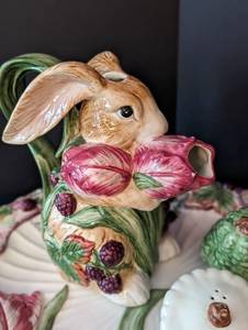 lot 200 image: Adorable Ceramic Bunny Decor