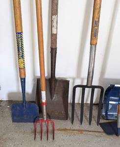 lot 230 image: Assorted Long Handled Tools