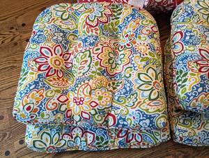 lot 231 image: Colorful Patio Chair Cushions and Pillows