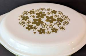 lot 233 image: Vintage Pyrex Spring Blossom Covered Casserole Dish