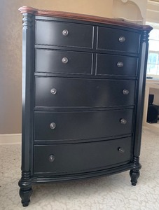 lot 7 image: Beautiful Black and Brown Chest of Drawers