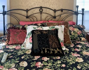 lot 9 image: Ornate Metal King Size Bed Frame, Bedding and Accent Pillows