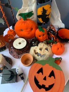 lot 74 image: Variety of Halloween Decorative Items