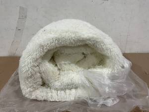 lot 413 image: White Fur Rug