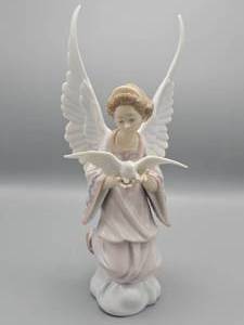 lot 63 image: Lladro Angel of Peace with Dove Figurine #6131
