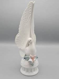 lot 64 image: Vintage Lladro Message of Peace Figurine