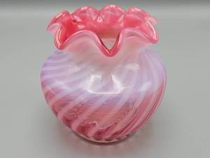 lot 76 image: Fenton Pink Spiral Optic Cupped Vase