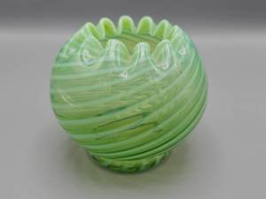 lot 80 image: Fenton Green And White Swirl Crimped Top Rose Bowl