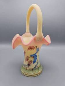 lot 46 image: Fenton TJ Mendenhall Burmese Basket Numbered #1922950 and Signed (by Many)