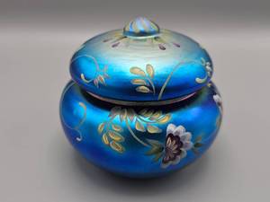 lot 18 image: Fenton Honor Collection Favrene Covered Puff Box #3951950 Signed George Fenton