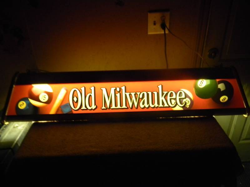 VINTAGE OLD MILWAUKEE BEER POOL TABLE / BAR LIGHT - WORKS