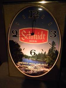 lot 9 image: VINTAGE SCHMIDT BEER CLOCK BREWED WITH THE BEST FROM THE GREAT NORTHWEST LIGHTED CLOCK SIGN - WORKS - FANTASTIC PIECE - APPROX 14 By 19 - SEE PICTURES
