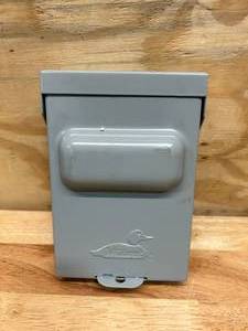 lot 70 image: U065P 240 VAC 1-PHASE, 60 A, 10 HP, METALLIC, NEMA 3R, NON-FUSIBLE, AIR CONDITIONER DISCONNECT PULLER SWITCH