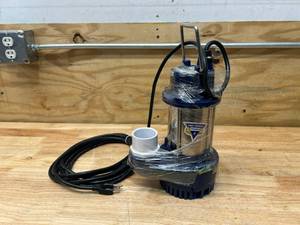 lot 15 image: PRO SERIES S3050 - 12 HP Cast Iron Submersible Sump Pump