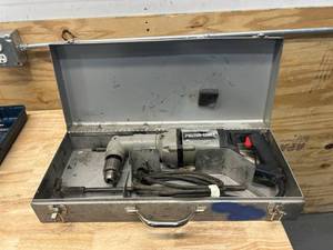 lot 18 image: PORTER  CABLE 12 Right Angle Drill Model 7556 with Hard Case