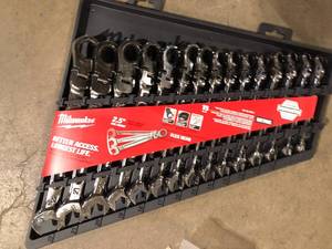 Milwaukee 144-Position Flex-Head Ratcheting Combination Wrench Set Metric (15-Piece)    Customer Returns See Pictures
