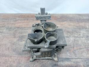 lot 114 image: Old ToyMarketing Cast Iron Stove