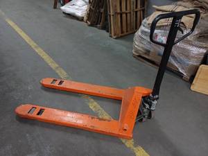 lot 10 image: 2.5-Ton Pallet Jack