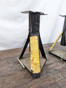 lot 100 image: Pair Of Jackstands