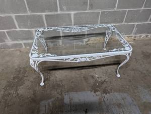 lot 11 image: Glass Patio Coffee Table