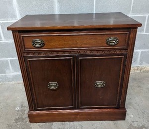 lot 17 image: Server Buffet