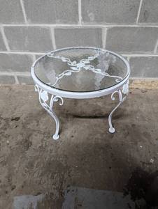 lot 26 image: Glass Patio End Table