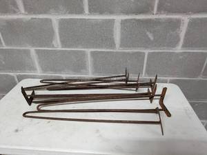 lot 203 image: Seven Hairpin Legs