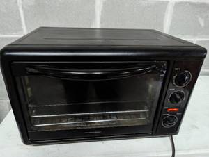 lot 216 image: Working Counter-Top Oven By Hamilton Beach