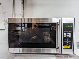 lot 304 image: Working Black & Decker Microwave