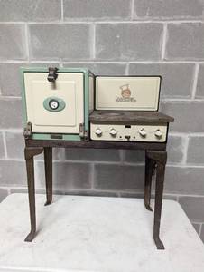 lot 402 image: Lionel Toy Kitchen Stove