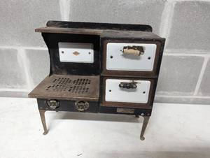 lot 403 image: Working Metal Toy Oven By Metal Ware Corporation