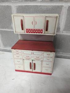 lot 404 image: Metal Toy Kitchen Cabinet