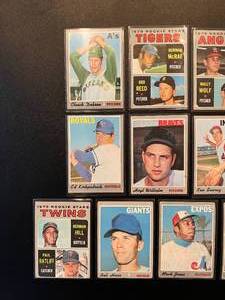 lot 82 image: 1970 Topps Baseball 13 Vintage Card Lot