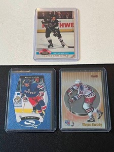 lot 289 image: Wayne Gretzky 3 Card Hockey Insert Lot