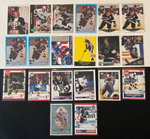 lot 334 image: Wayne Gretzky 20 Card Hockey Lot