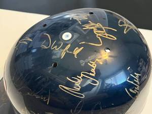 lot 1 image: 1993 Minnesota Twins Team Signed Batting Helmet - Kirby Puckett, Dave Winfield, Hrbek, Knoblauch, Kelly - 21 TOTAL AUTOGRAPHS